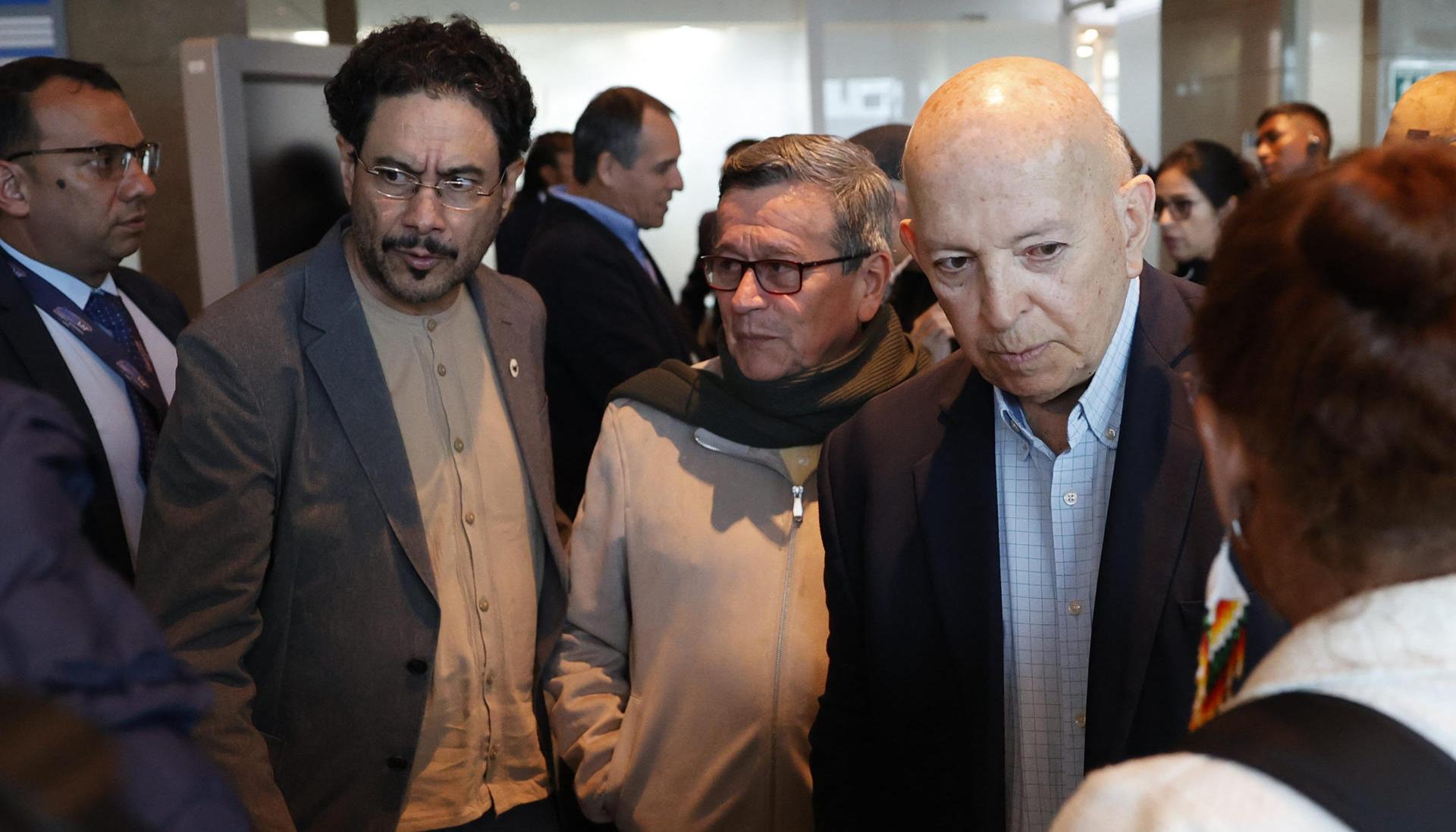 El senador Iván Cepeda y Otty Patiño, de la delegación del Gobierno, y Pablo Beltrán, jefe de la delegación de la guerrilla del ELN, este miércoles en rueda de prensa