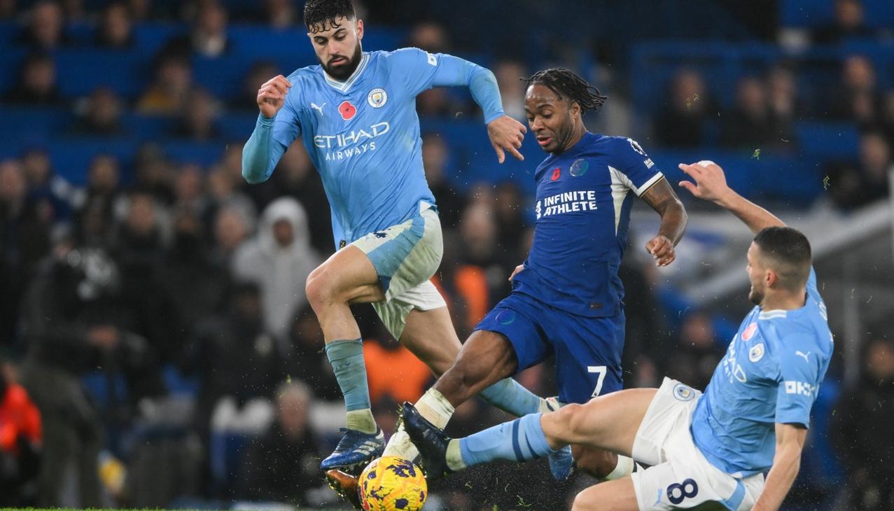 Mateo Kovacic, del Manchester City, se interpone en el avance de Raheem Sterling, del Chelsea.
