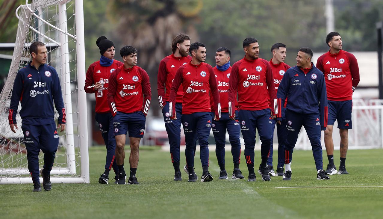 Jugadores de la selección chilena durante un entrenamiento previo al encuentro ante Ecuador.