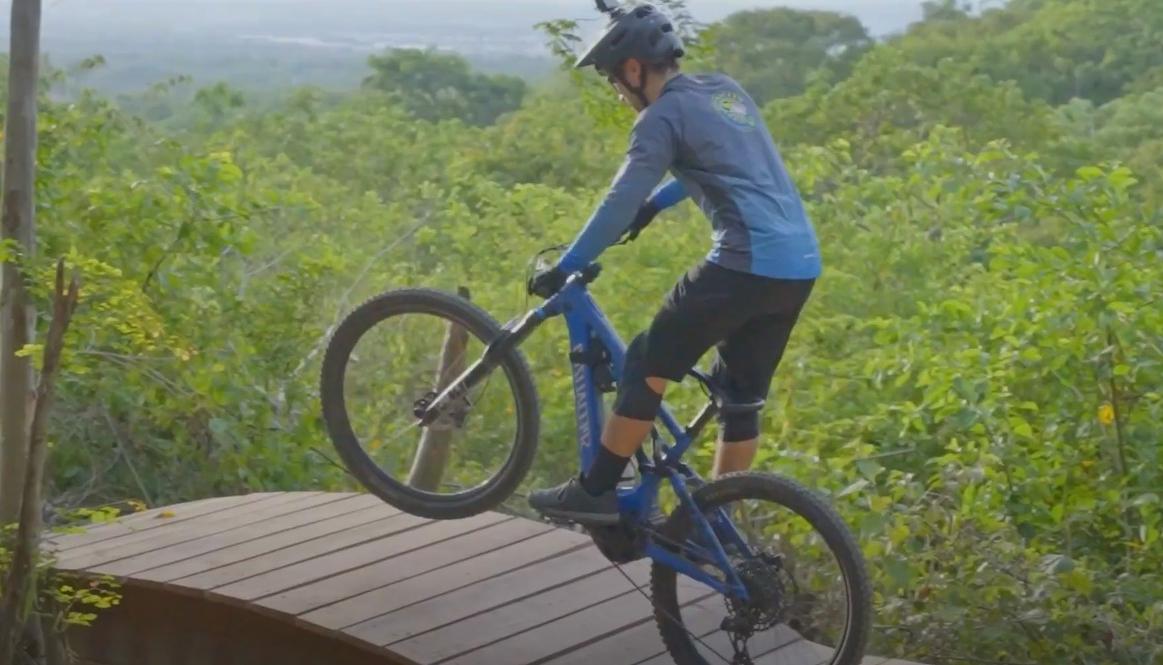 Deportista probando la pista de ciclomontañismo de la ciudad.