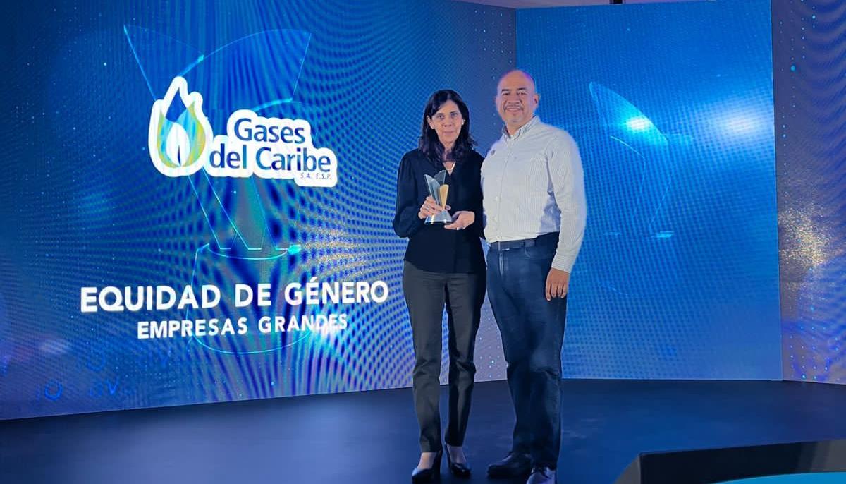 Clementina Holguín, la subgerente administrativa de Gases del Caribe, con el premio AVA