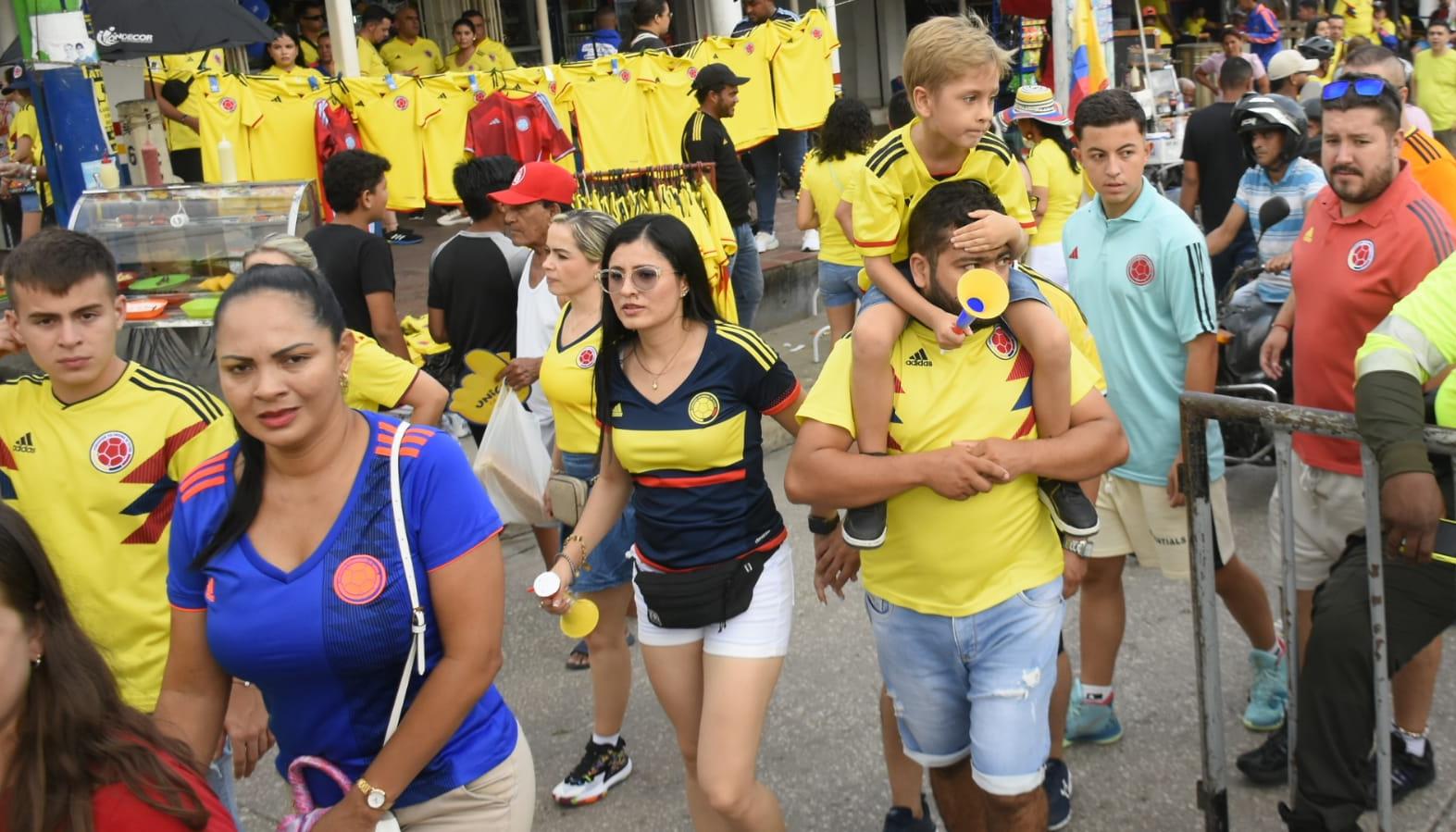 Hinchas intentando ingresar temprano al estadio Metropolitano.