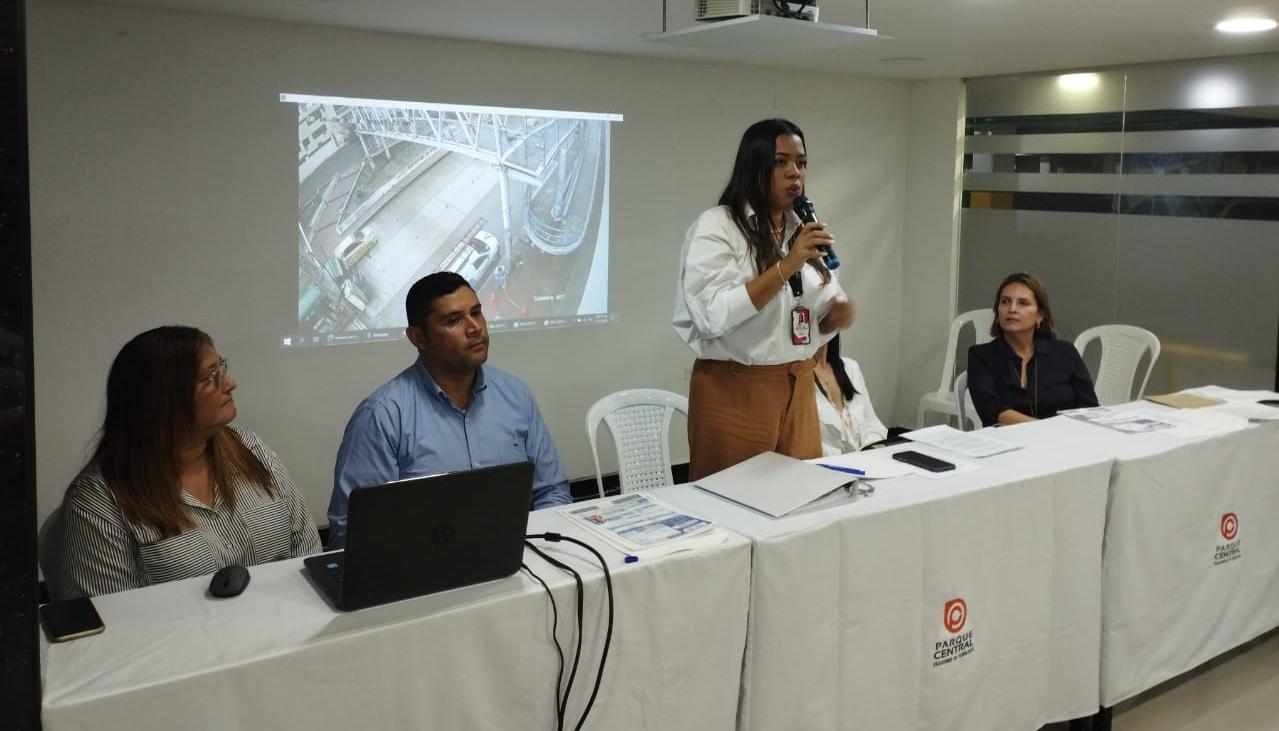 Julieth Sandoval, administradora del Centro Comercial Country Plaza, tomando la palabra.