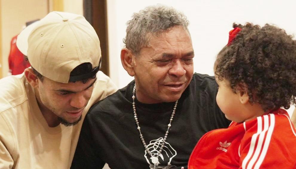 Luis Díaz encontrándose nuevamente con su papá Luis Manuel Díaz. 