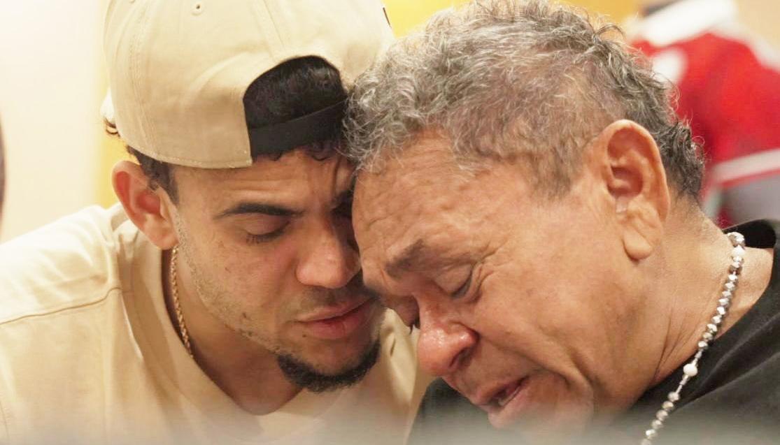 Luis Díaz llora junto a su padre, Luis Manuel Díaz.