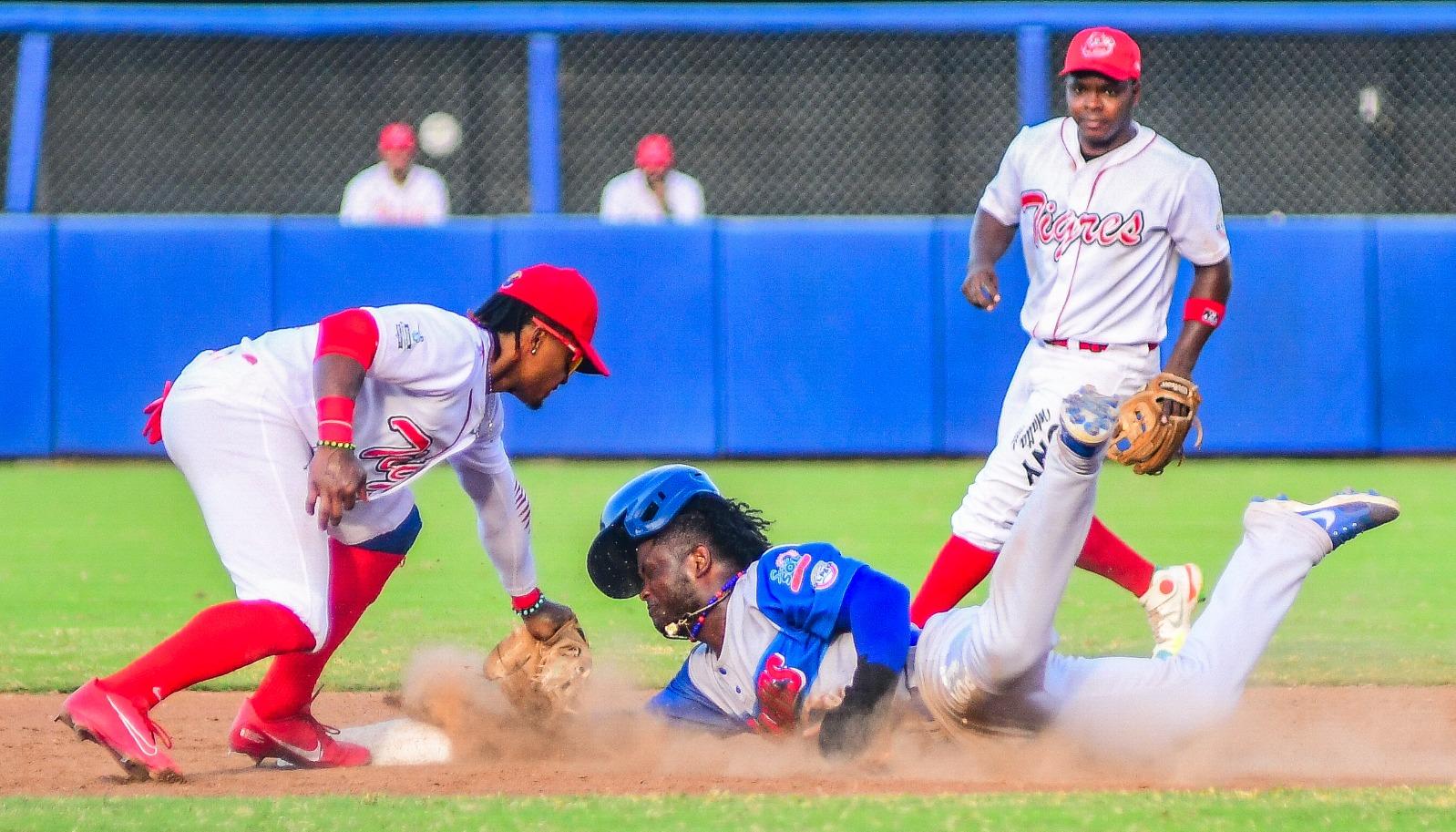 Dilson Herrera es puesto out en segunda base en un intento de robo. 