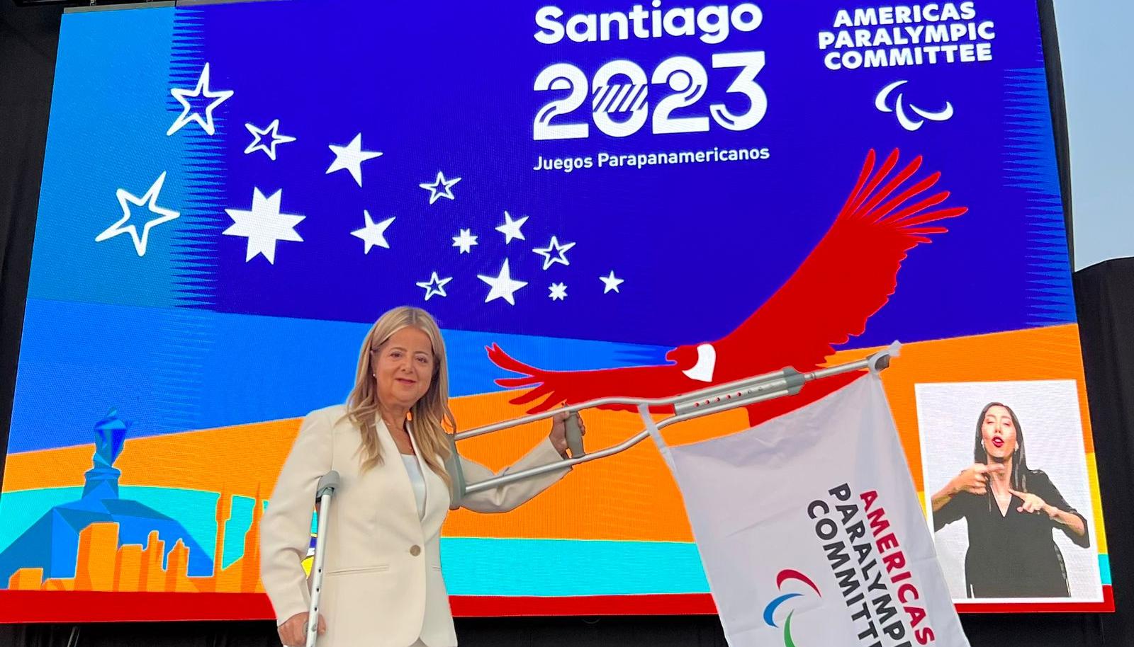 La gobernadora Elsa Noguera con la bandera de los Juegos ParaPanamericanos 2027 que se cumplirán en Barranquilla