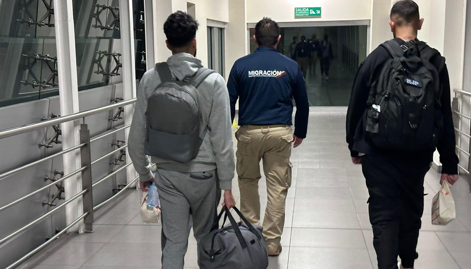 Mubin Abdul y Patel Ravin Jagdish cuando eran expulsados de Colombia
