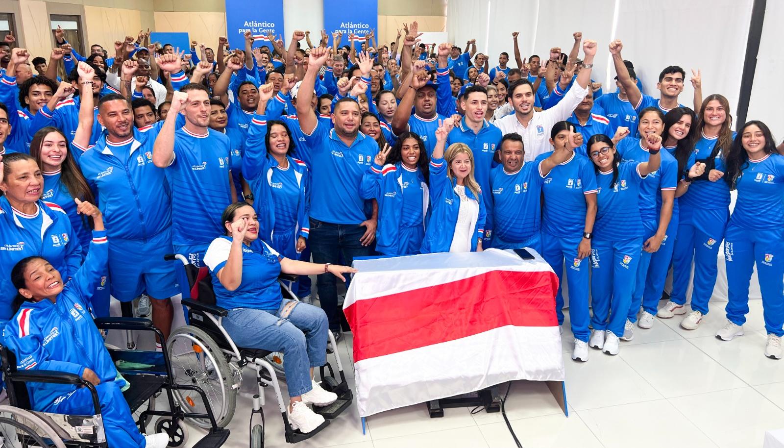 La gobernadora Elsa Noguera y el director de Indeportes, Luis Restrepo, con el grupo de deportistas.