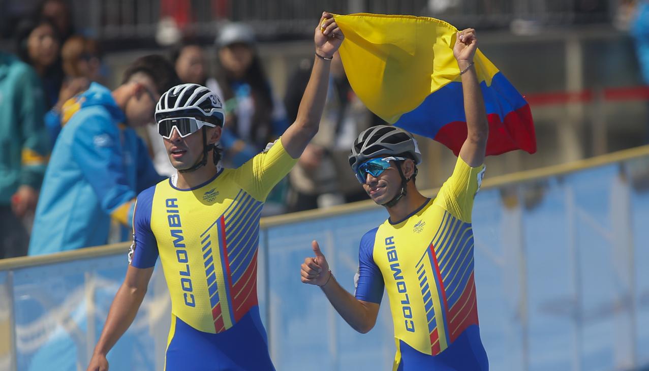 Los colombianos Andrés Gómez (izquierda) y Juan Mantilla tras ganar plata y oro, respectivamente, en 10.000 metros masculino.