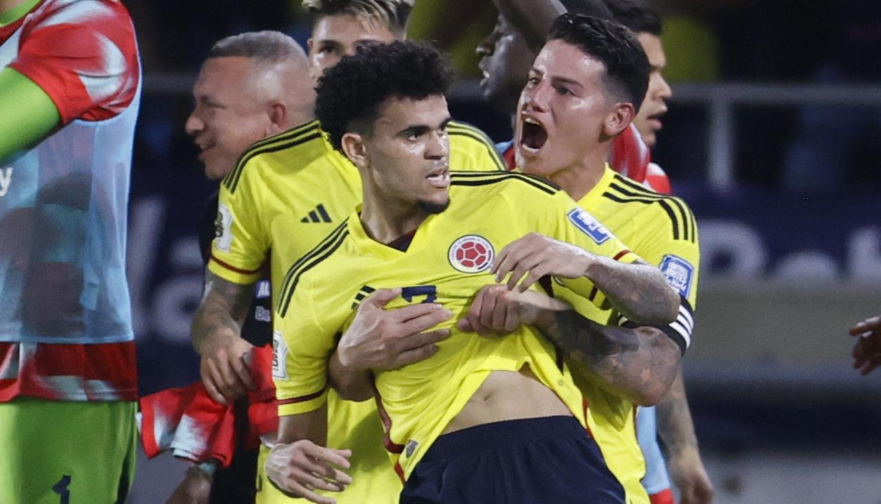 Luis Díaz y James Rodríguez en la celebración del segundo gol de Colombia contra Brasil. 