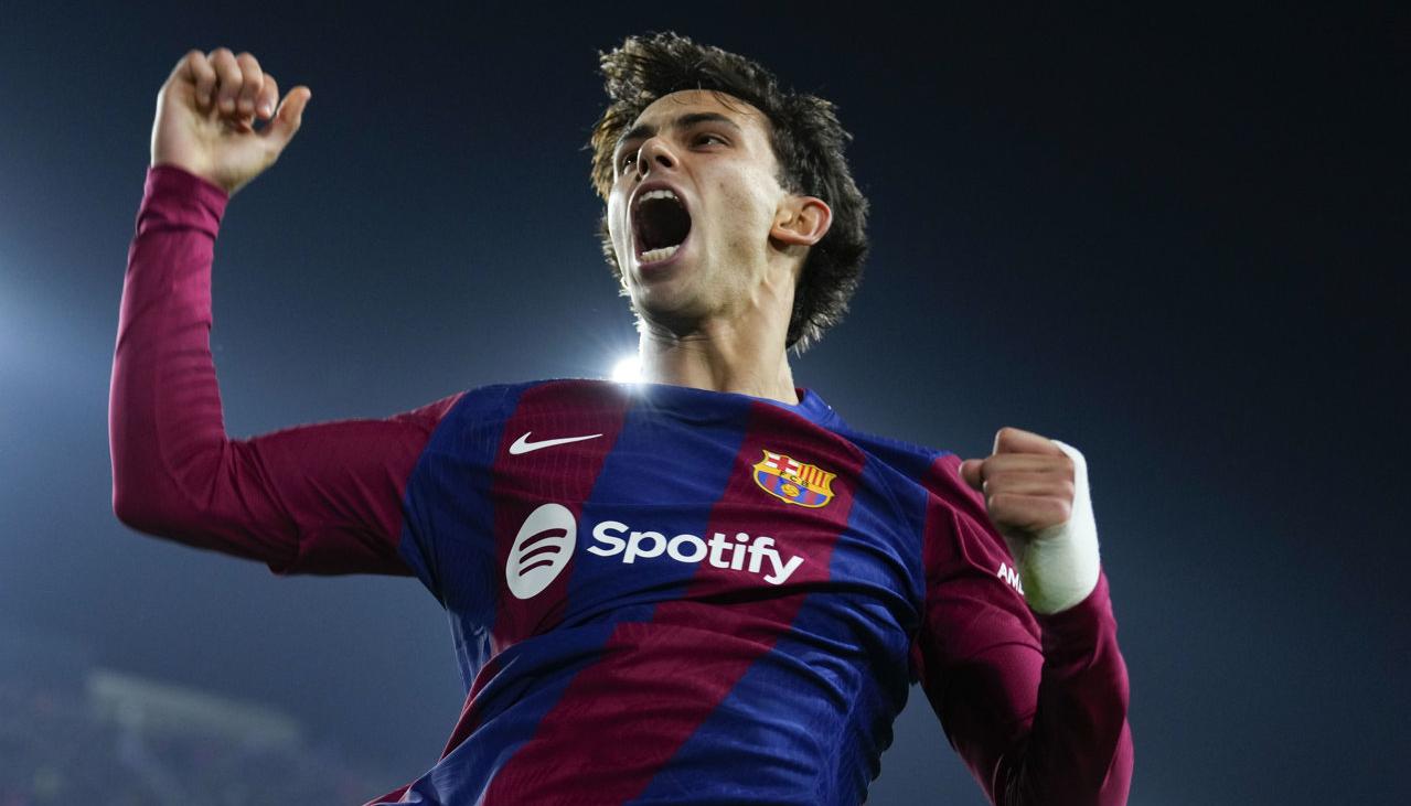Joao Félix celebra tras marcar el gol que le dio el triunfo al Barcelona. 