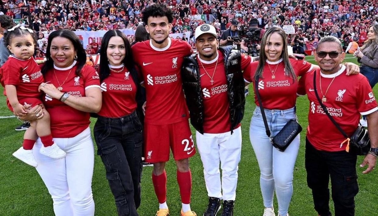 Luis Díaz junto con su familia en Inglaterra.