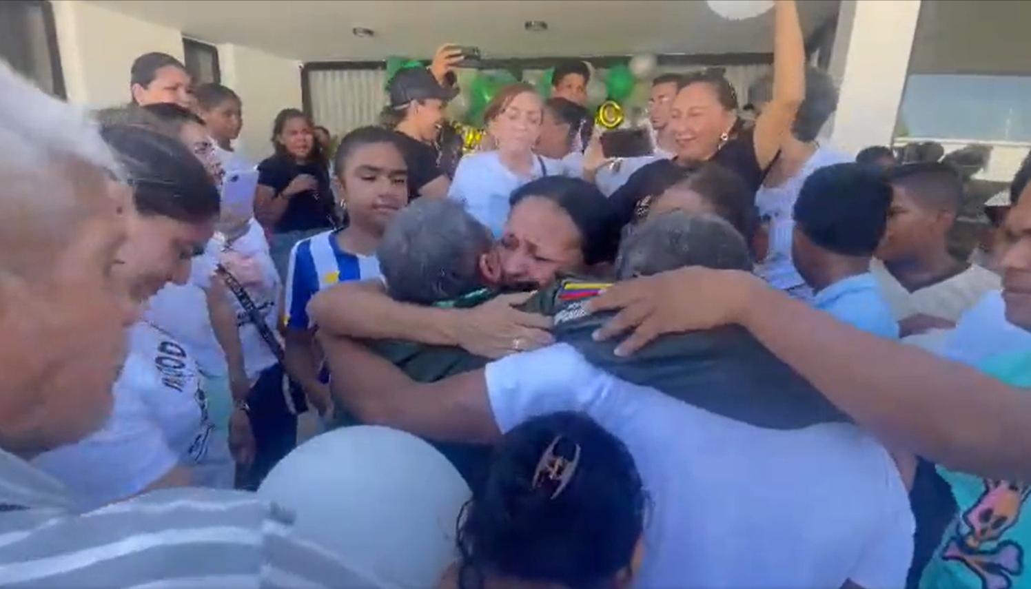 Luis Manuel Díaz se abraza con su padre Jacob Díaz y su hermana Aracelys Díaz