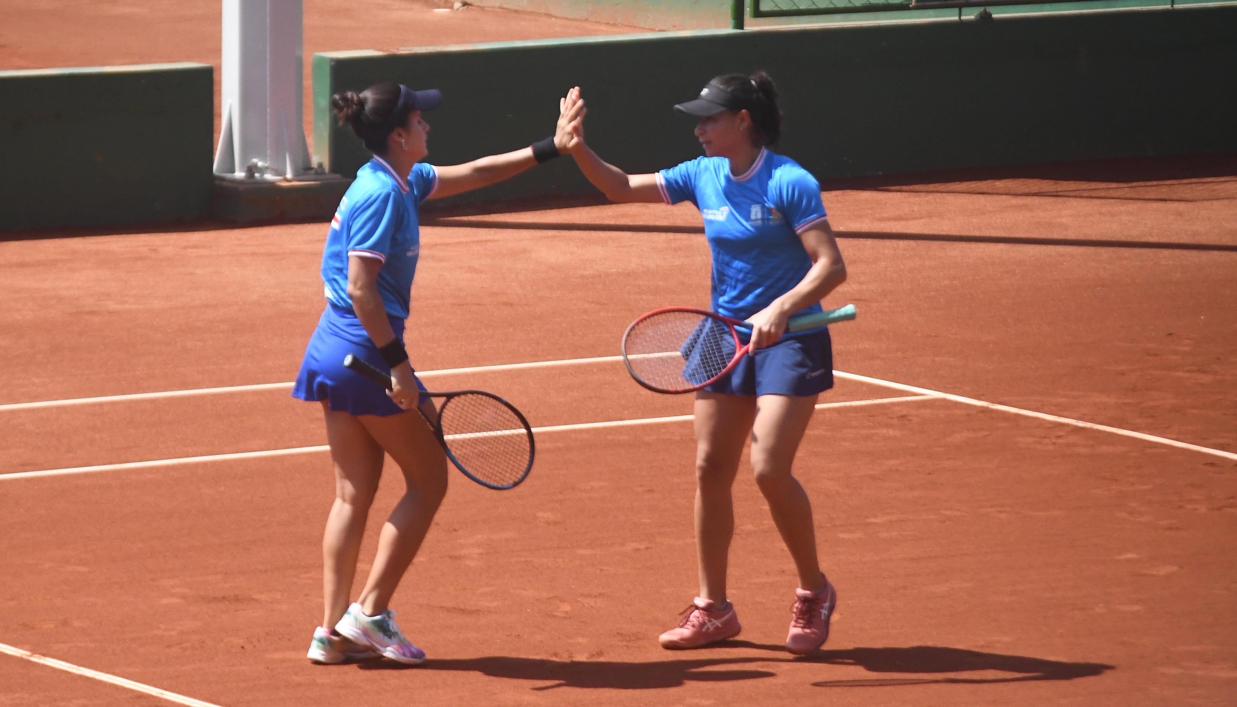 María Fernanda Herazo y María Paulina Pérez celebrando un punto.