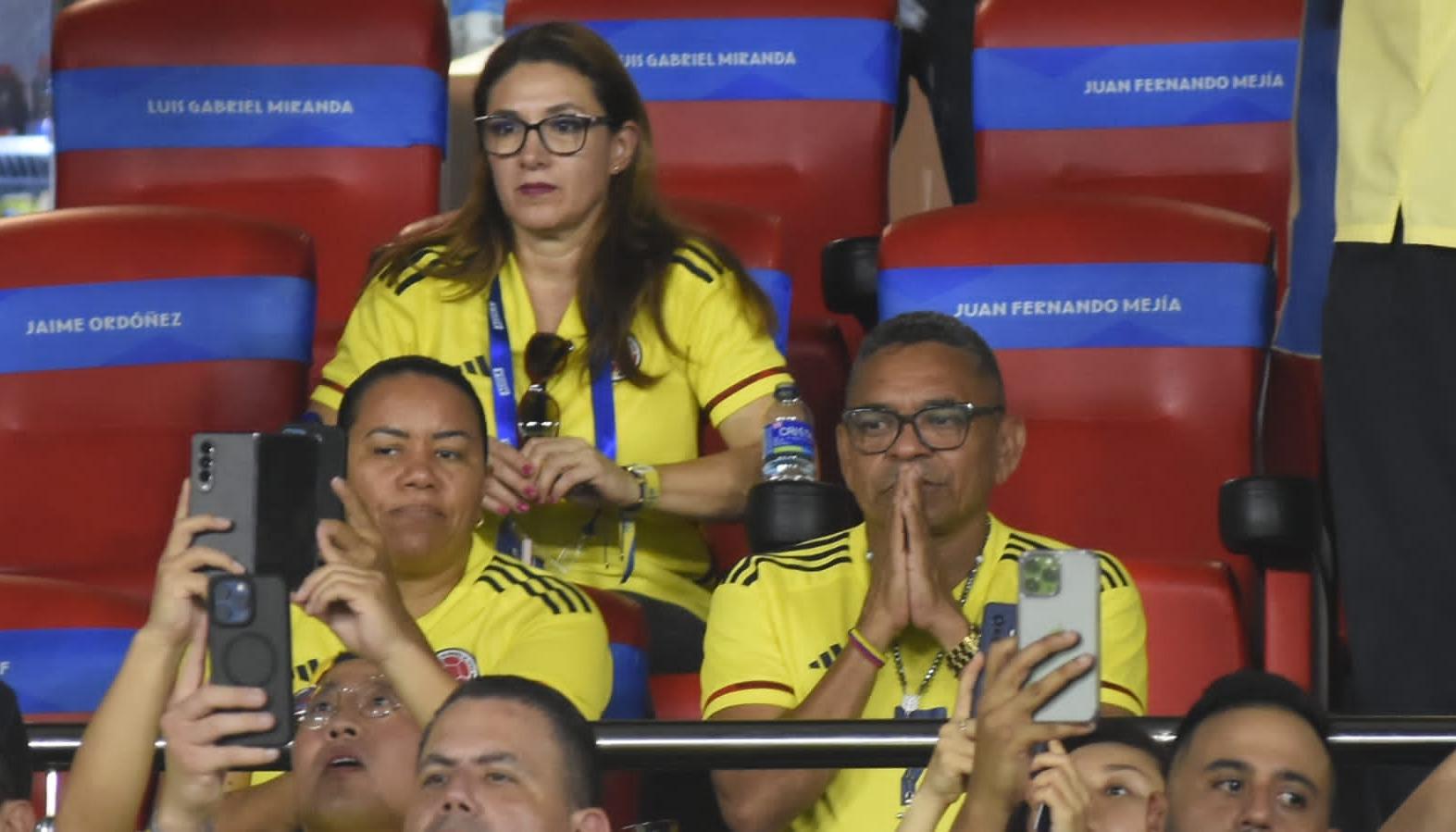 'Mane' Díaz acompañado de su esposa Cilenis Marulanda, en las tribunas del estadio Metropolitano. 
