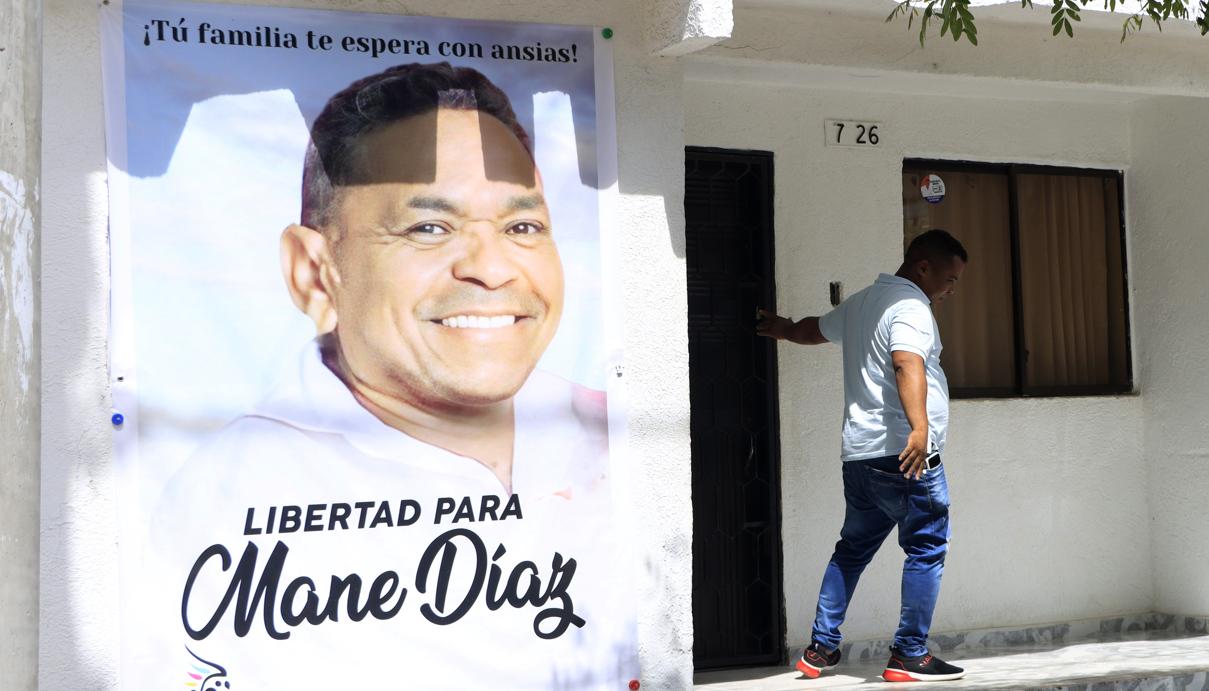 En la casa de Luis Manuel Díaz su familia espera su pronto regreso. 