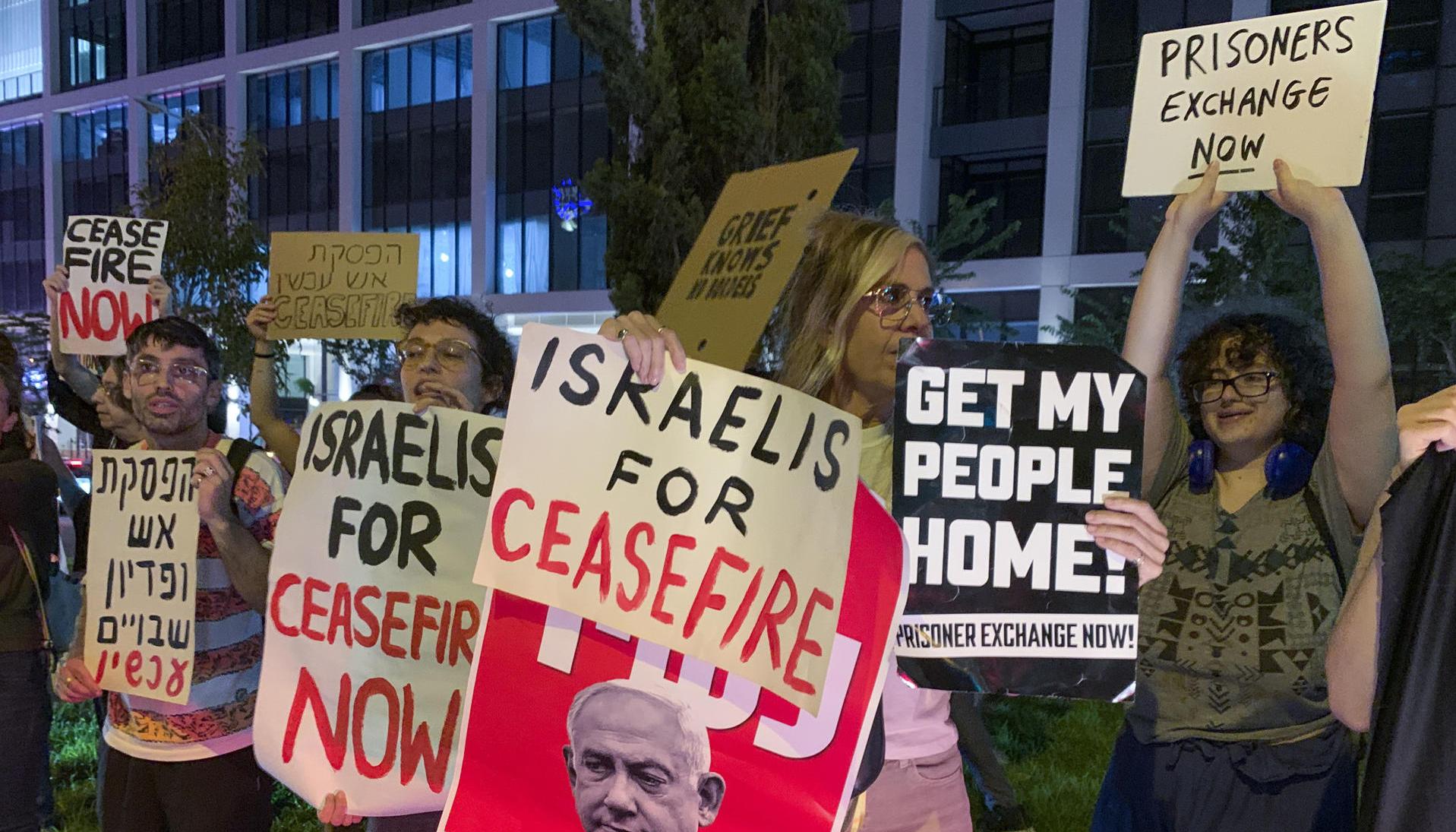 Manifestantes israelíes protestan contra la ofensiva militar de su país sobre Gaza.