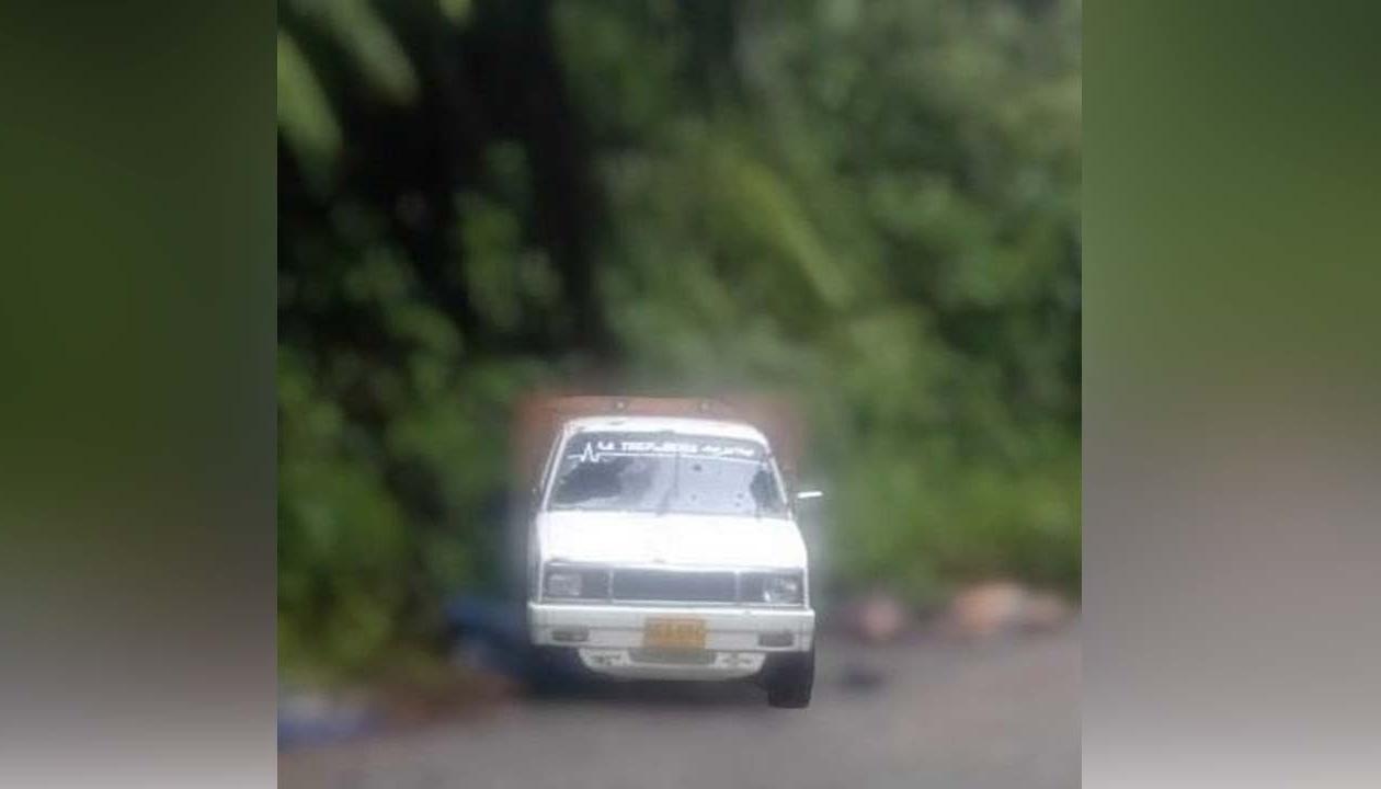 Al lado de esta camioneta fueron hallados los tres cuerpos baleados