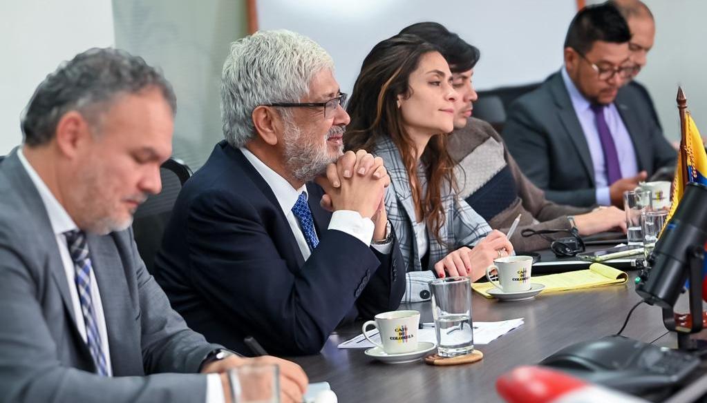 El MinComercio, Germán Umaña, con directivos de la aerolínea suiza Edelweiss Air