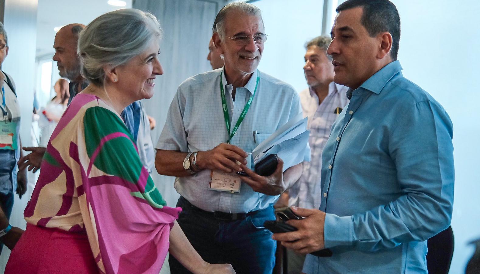 La MinVivienda Catalina Velasco con el nuevo gobernador del Atlántico, Eduardo Verano, y el alcalde electo de Cartagena, Dumek Turbay