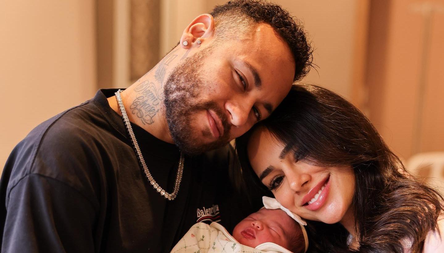Neymar con Bruna Biancardi y su hija recién nacida. 