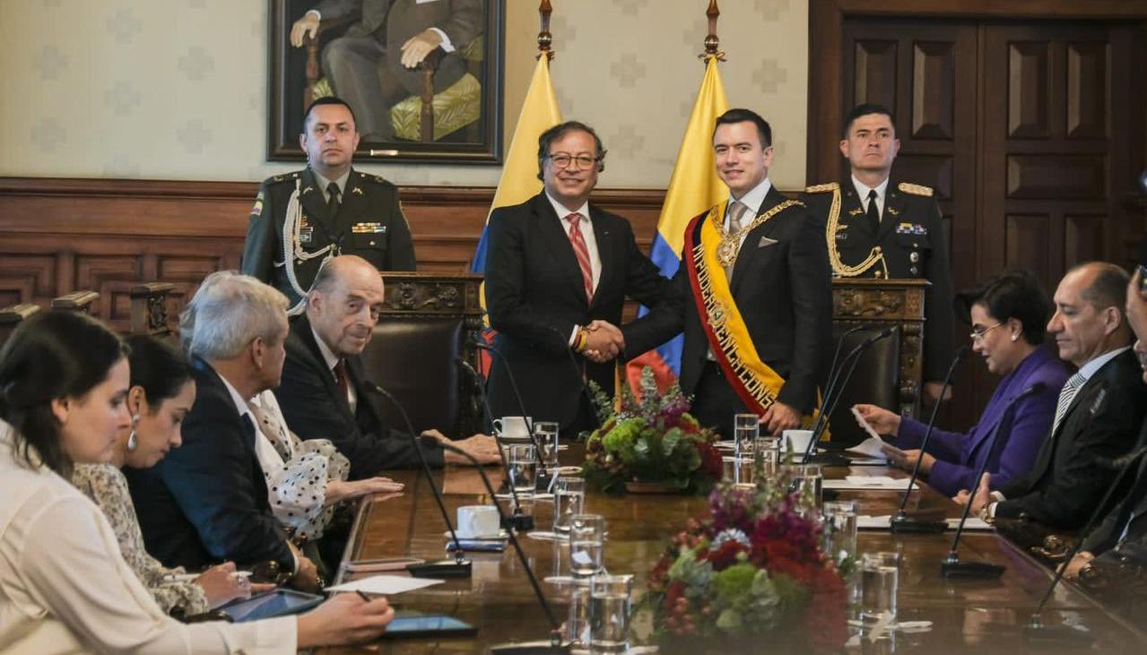 Gustavo Petro posando con el Presidente de Ecuador, Daniel Noboa.