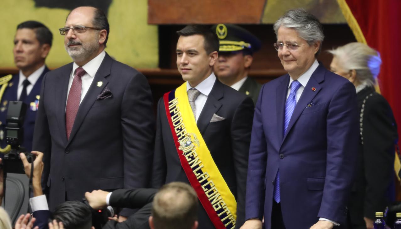 Daniel Noboa acompañado por el presidente de la Asamblea Nacional, Henry Kronfle, y el presidente saliente Guillermo Lasso. 