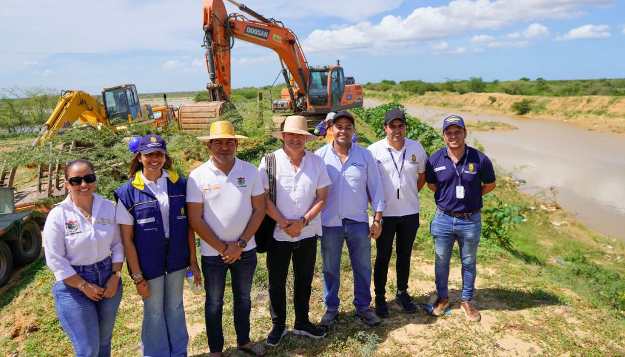 La maquinaria trabaja en el Arroyo Chemeraín y la ribera del río Tapia, Uribia. El director de la UNGRD, Olmedo López estuvo en la zona
