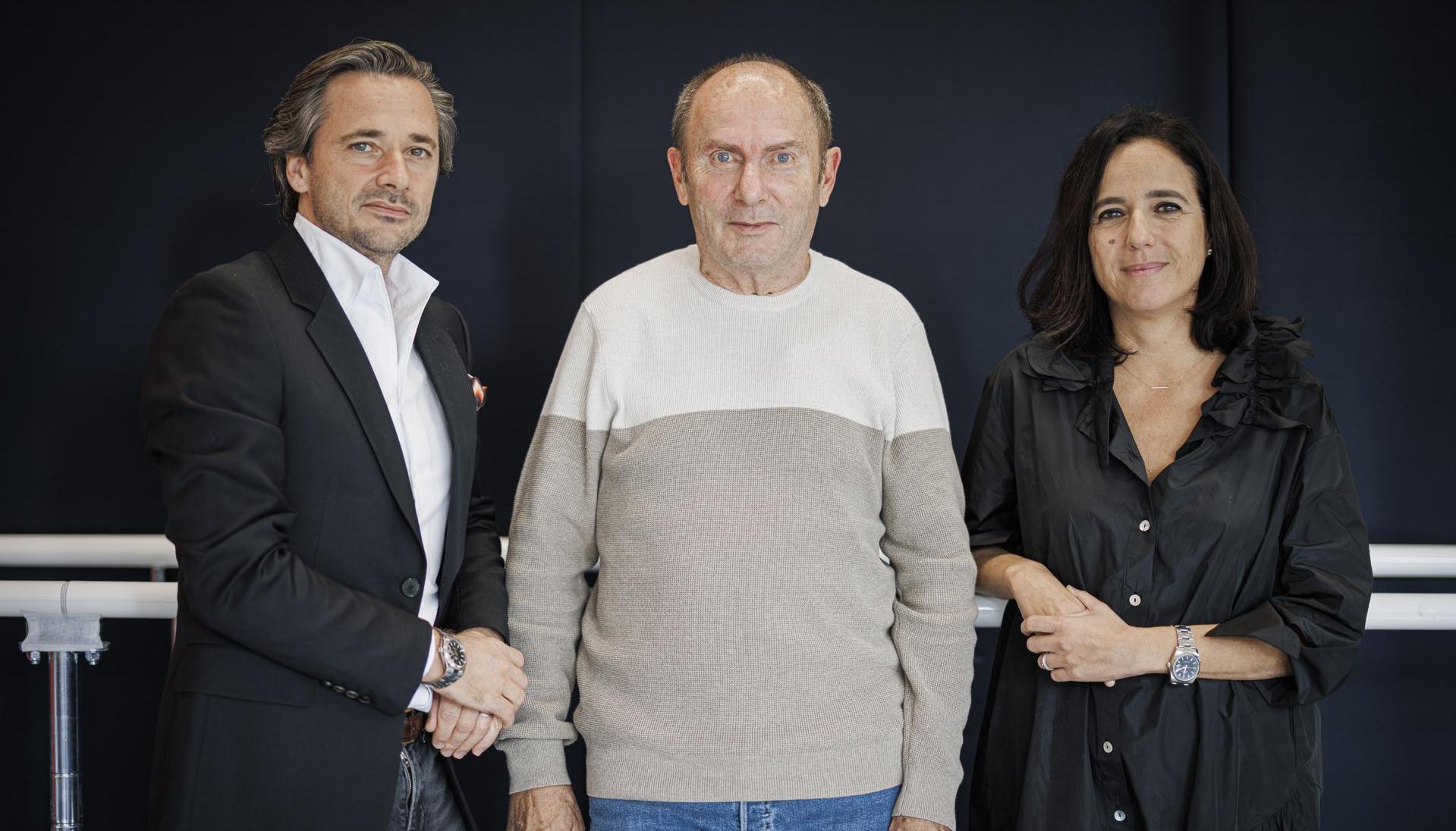 El paciente francés que recibió la europrótesis, entre los científicos Gregoire Courtine y Jocelyne Bloch