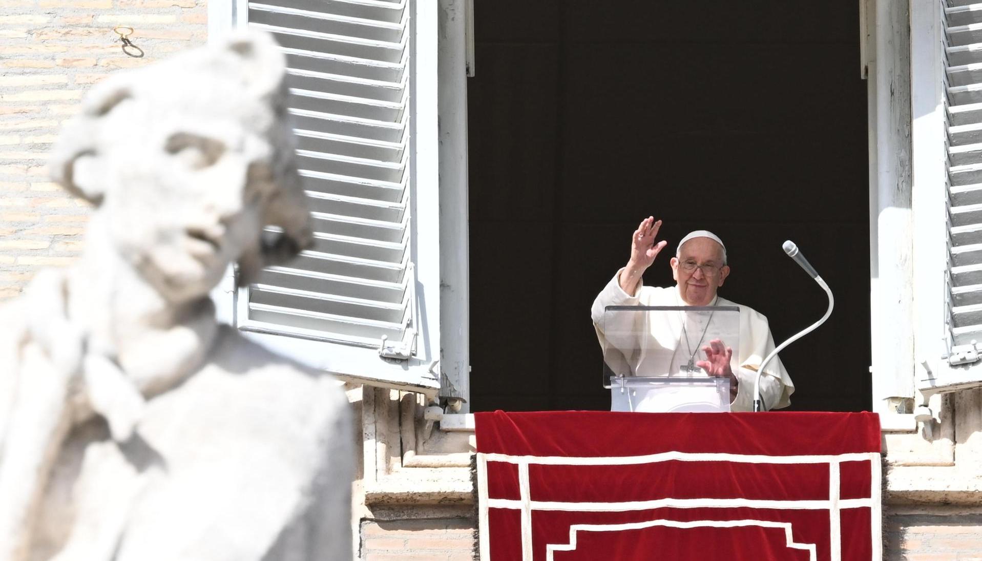 El Papa Francisco hablando desde la ventana de su despacho.