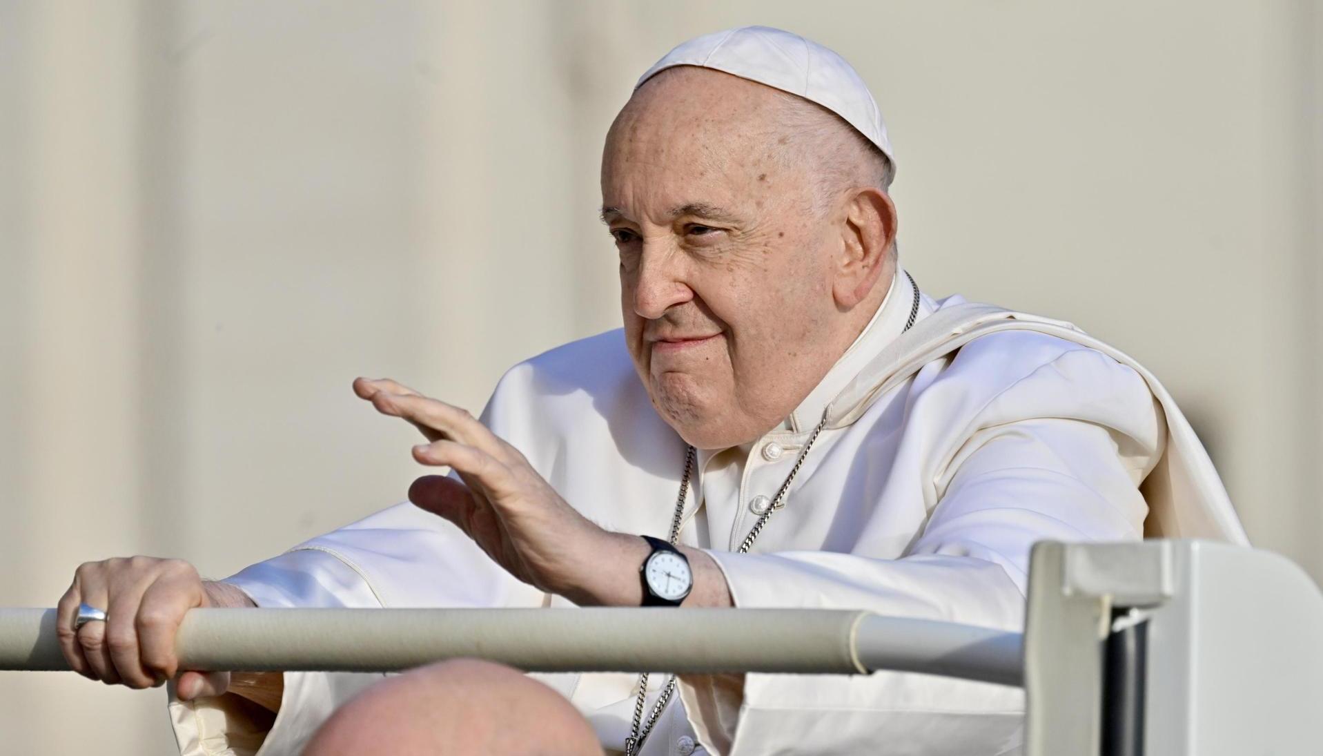Francisco saluda desde el papamóvil a su llegada a la Plaza de San Pedro, Ciudad del Vaticano.