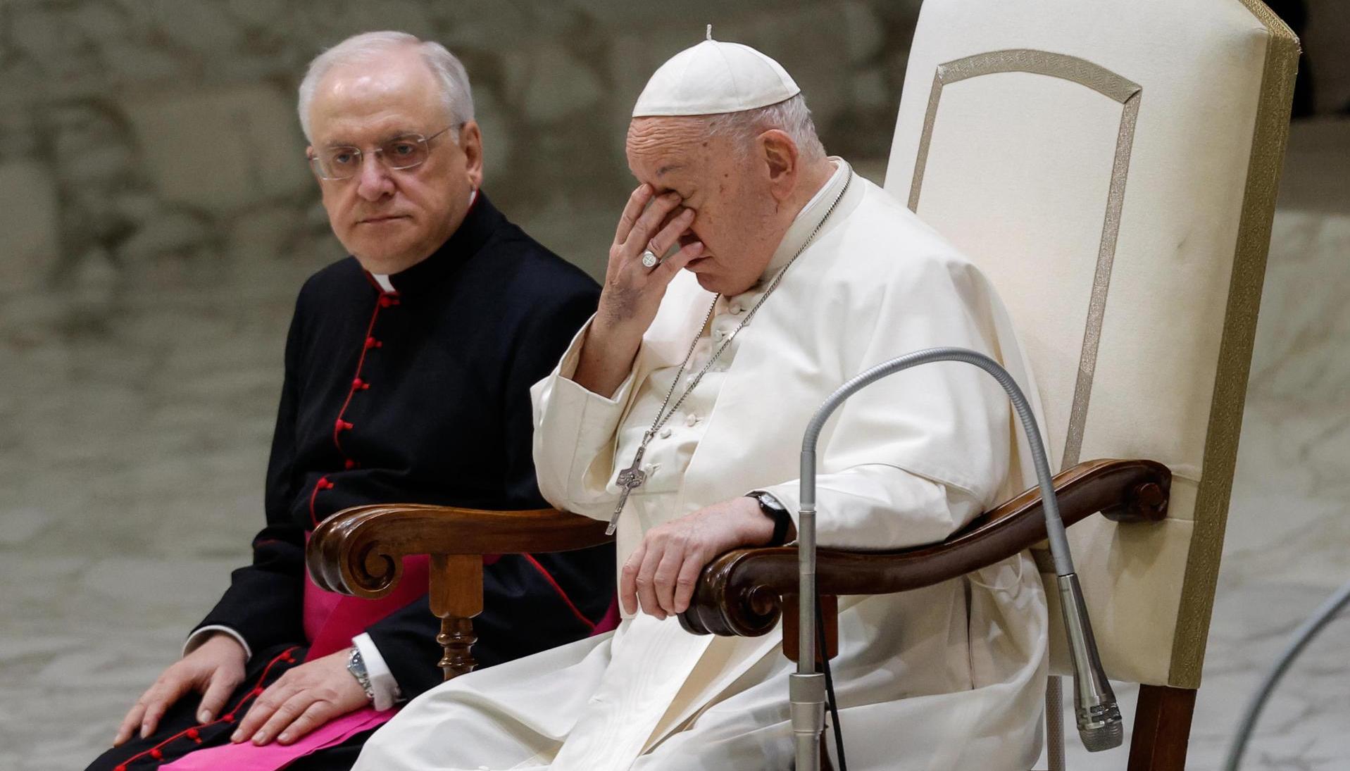 El papa Francisco asiste a la audiencia general semanal en el Aula Pablo VI.