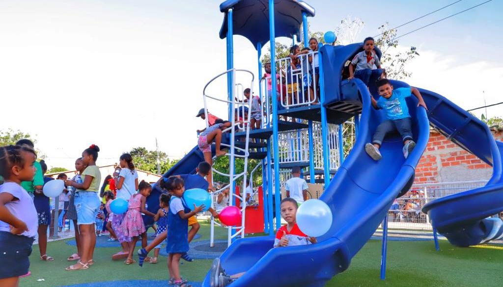 Niños disfrutando de la cancha Malanga en Santa Cruz, Luruaco
