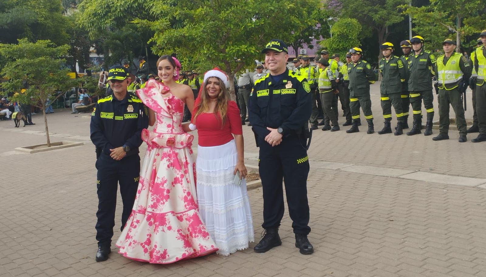 Melissa Cure, Reina del Carnaval, junto a la directora de Asocentro y representantes de la Policía Metropolitana.
