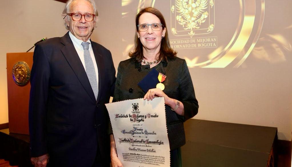 Carolina Wiesner, directora del Instituto Nacional de Cancerología, recibe el “Premio Gonzalo Jiménez de Quesada”, de manos de Carlos Roberto Pombo, presidente de la Sociedad de Mejoras y Ornato de Bogotá
