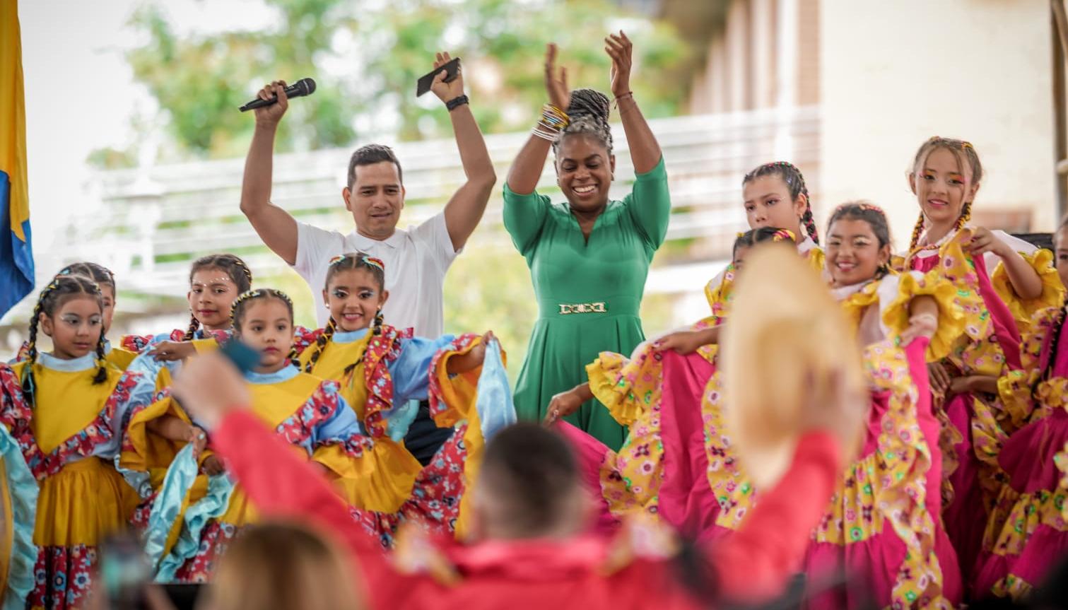 La ministra de Educación, Aurora Vergara, celebra el premio este sábado con directivas y estudiantes de Pitalito, Huila