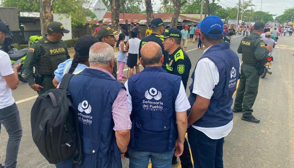 Funcionarios de la Defensoría del Pueblo junto con agentes policiales.