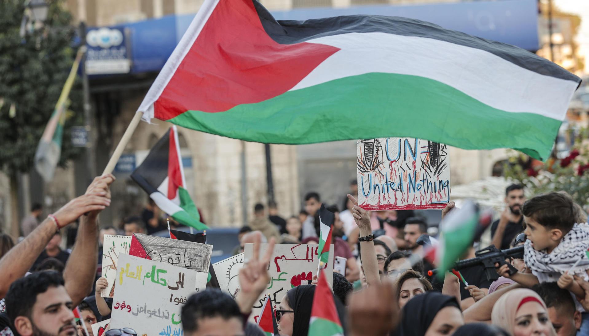 Marcha masiva en ciudad cisjordana de Ramala en protesta por el gran número de niños muertos en los bombardeos israelíes. 