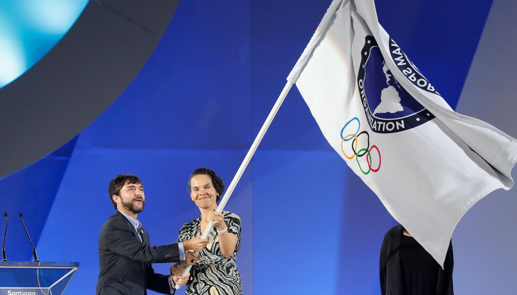 El alcalde Jaime Pumarejo y la ministra del Deporte, Astrid Rodríguez, tras recibir la bandera de los Juegos Panamericanos de 2027. 