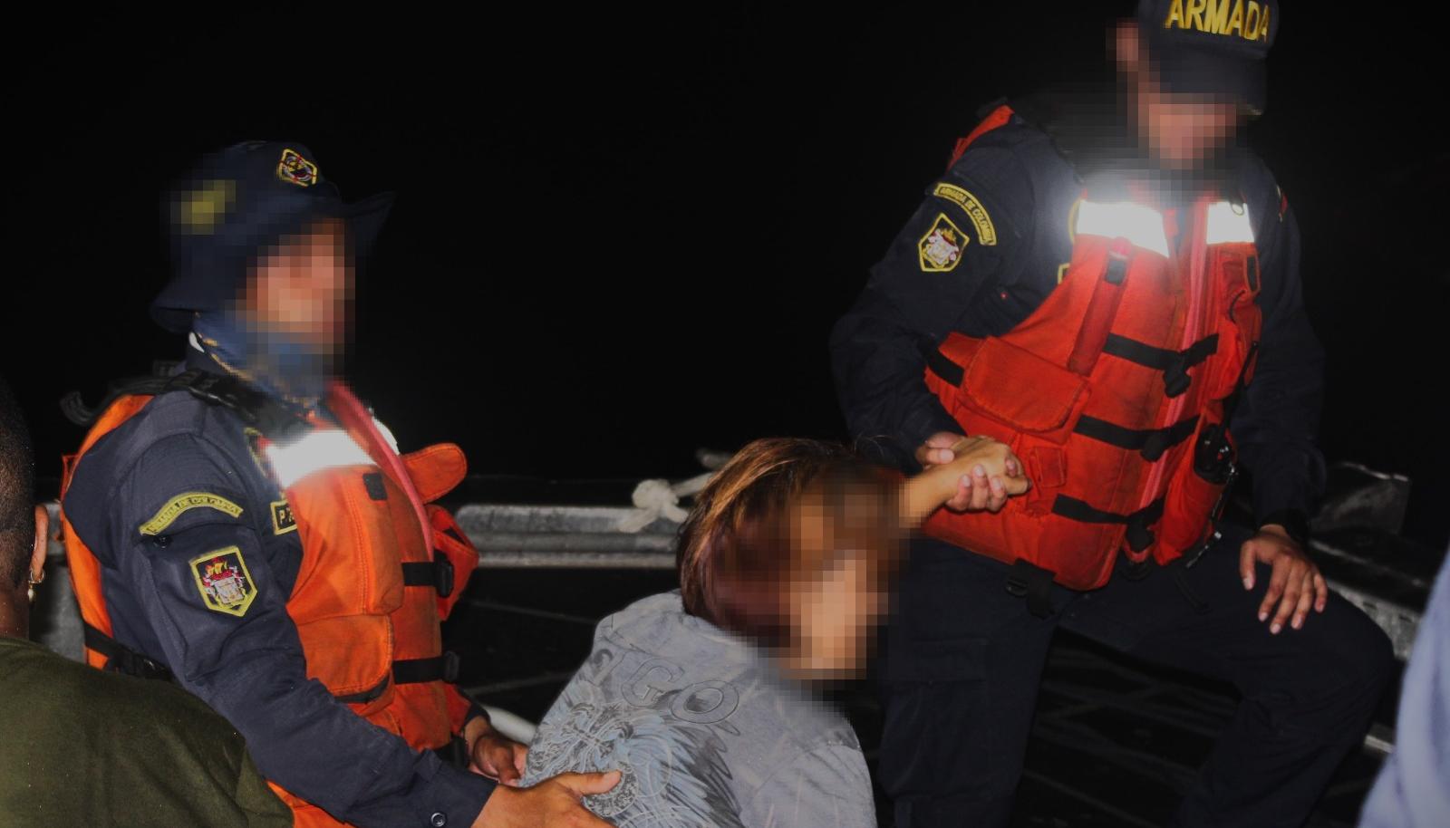 Unidades de la Armada Nacional en medio del rescate de los migrantes.