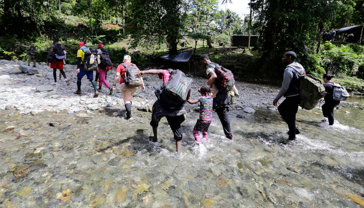Imagen de referencia de migrantes atravesando la selva del Darién