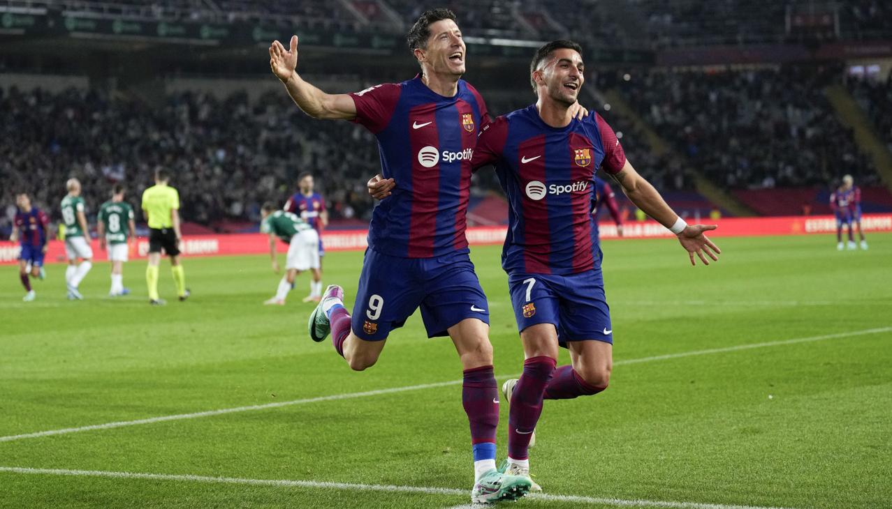 Robert Lewandowski celebra con Ferran Torres. 