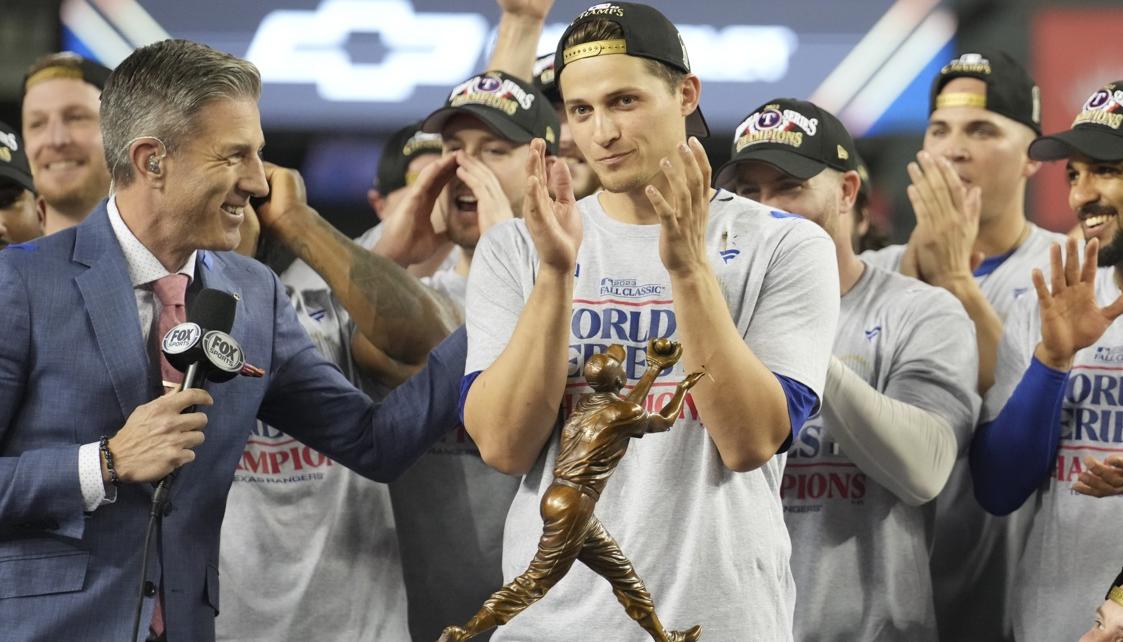 Corey Seager tras ser escogido como el Jugador Más Valioso de la Serie Mundial.