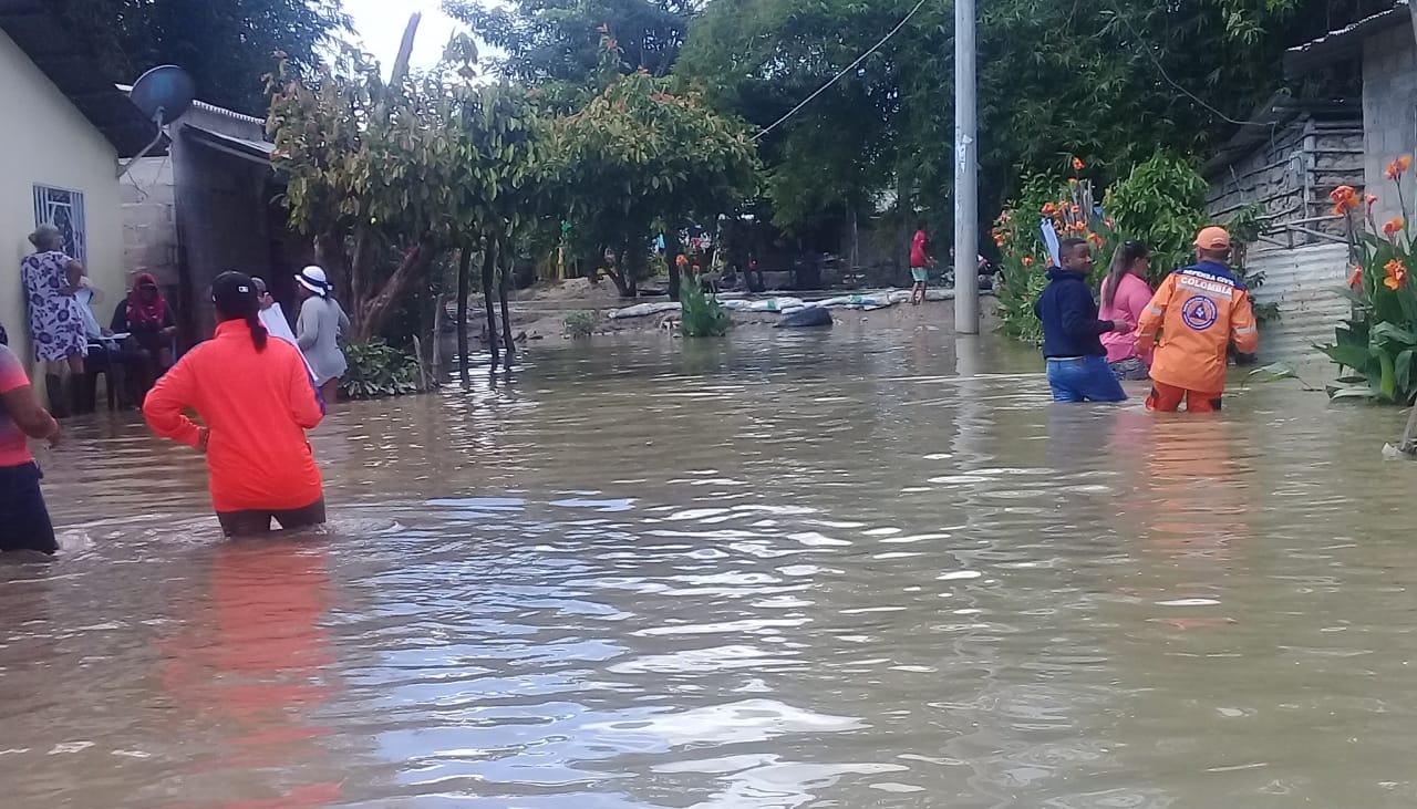 Con el agua hasta la cintura permanecen los pobladores de zonas aledañas a tres ríos desbordados en el Magdalena