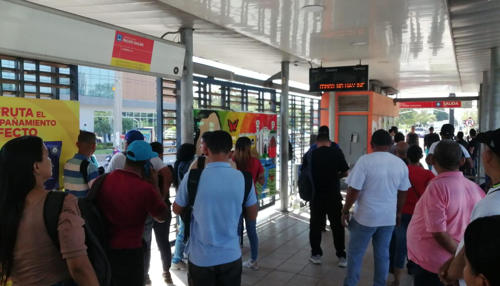 Personas esperando una ruta en la estación Pacho Galán.