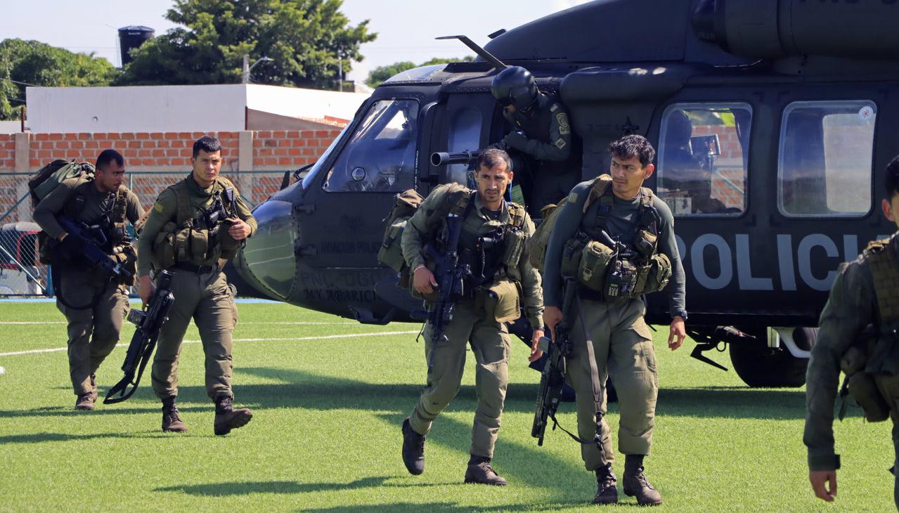 Miembros de las fuerzas militares descienden de un helicóptero proveniente de la serranía del Perijá. 