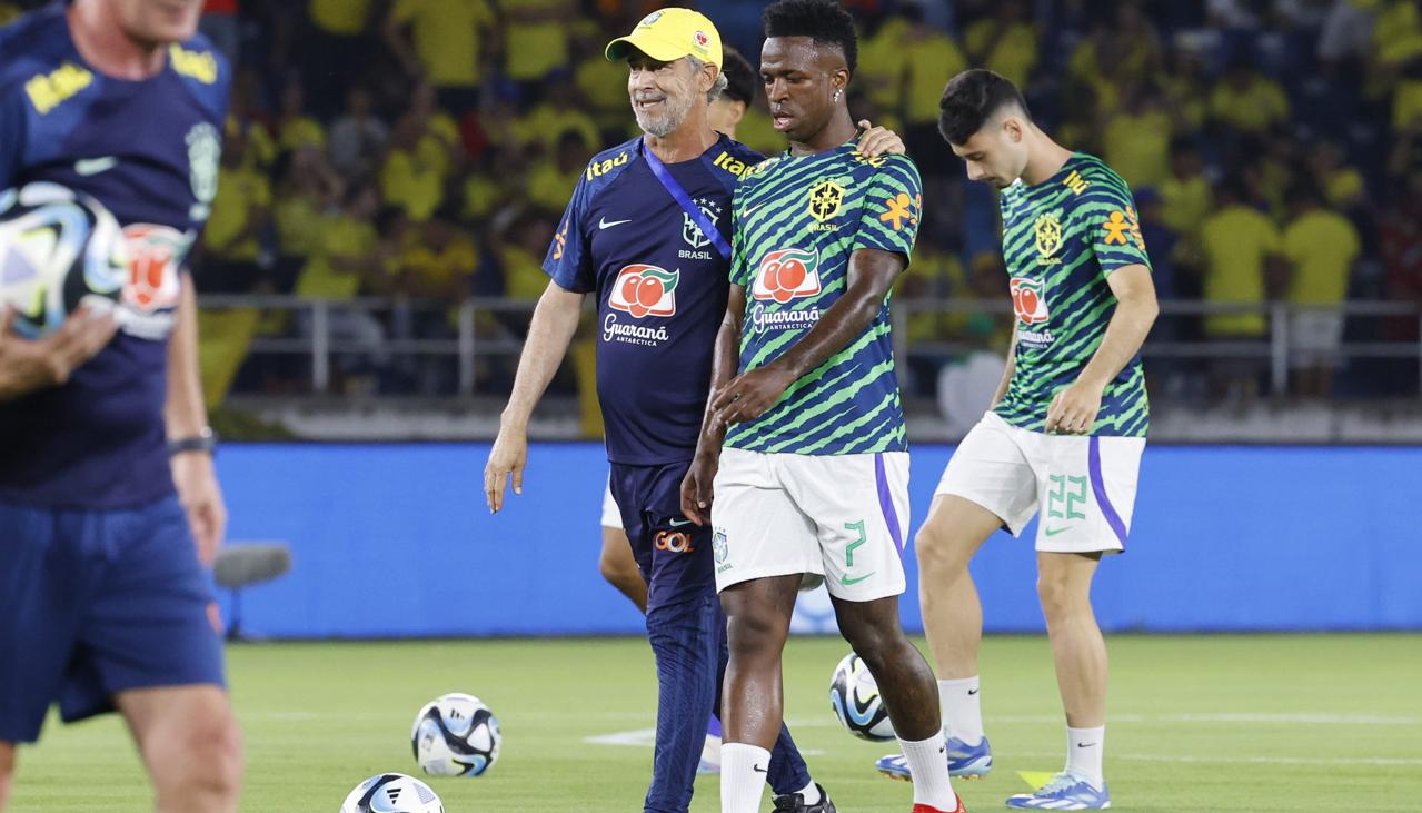 Vinicius durante el calentamiento previo al partido contra Colombia.
