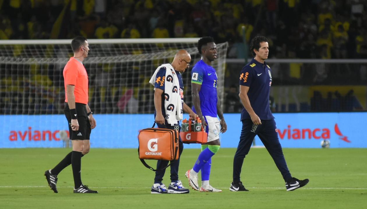 Vinicius cuando abandonaba la cancha para ser reemplazado por Joao Pedro. 
