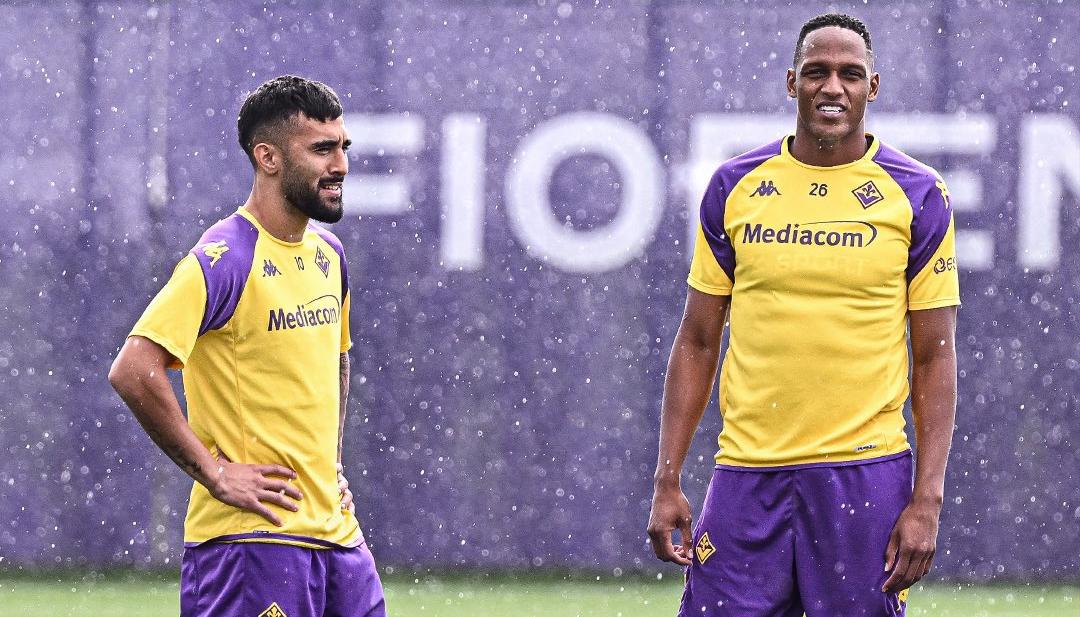 Yerry Mina en un entrenamiento con el argentino Nico González.